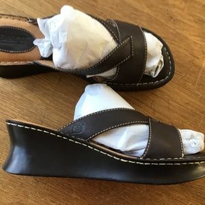 NWB BORN BROWN LEATHER WEDGE HEEL SANDALS. 10
